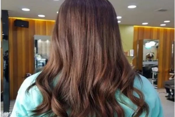 长卷发发型背影图片 学生长卷发发型图片