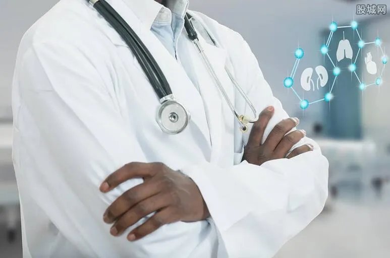 老人遭鲁某推倒后多次冲向厨房 鲁经纬医生是军人吗