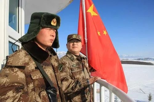 国庆节奶奶偷偷探望执勤孙子，这一幕有没有让你落泪？