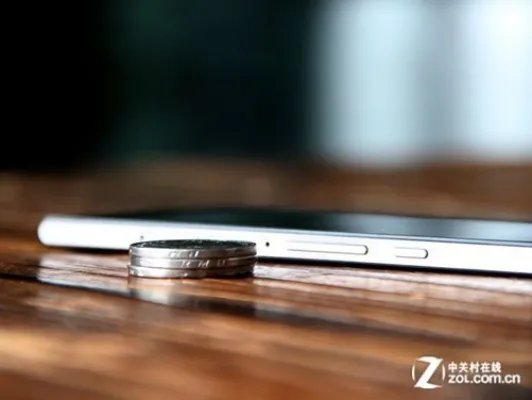 约为3枚1元硬币厚 6.18毫米华为P6首测