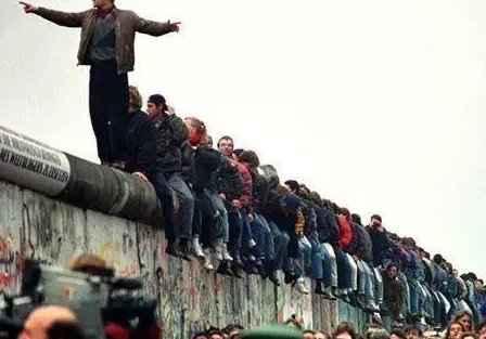 东德和西德为何能统一？他们之间的冷战是什么时候结束的？