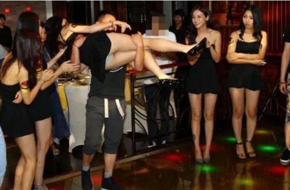 showgirl游艇门过程及内部照片:不堪入目的互动场面