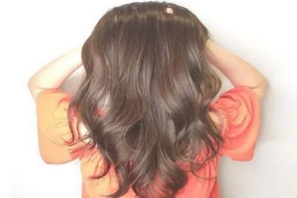长卷发发型背影图片 学生长卷发发型图片