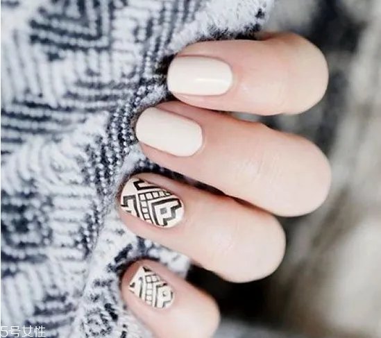 美甲裸粉色款式图片2018 新款裸色美甲图案大全