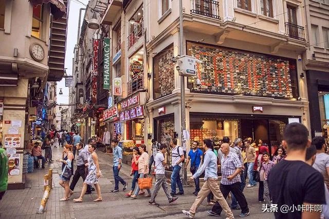 人来人往非常热闹是什么词语？