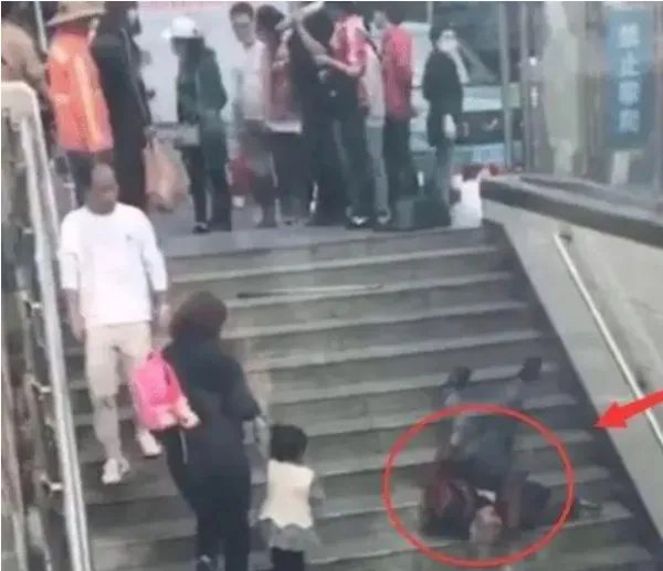 老人倒地抽搐,过往路人无人搀扶,这种社会风气都是老人自己造的吗?