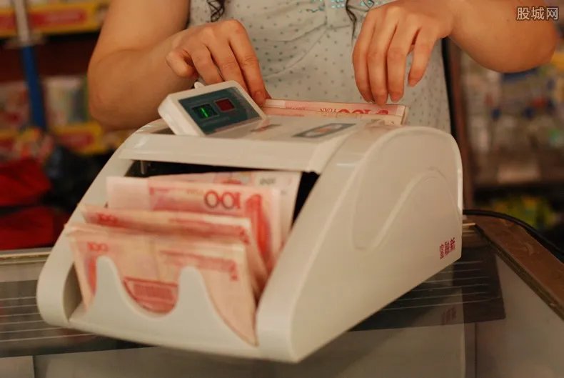 河南水灾老人捐一千多亿是真的吗 企业捐款最新名单