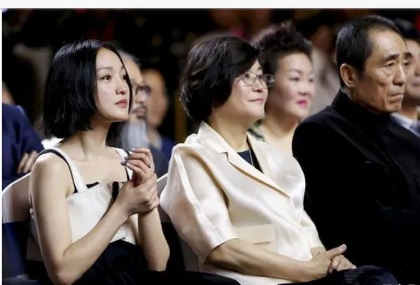 杨幂晒与周迅李少红的罕见合影，这三个娱乐圈女强人有什么缘分和交集？