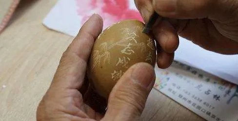 如何看待退休老师用鸡蛋刻金陵十二钗的这件事？