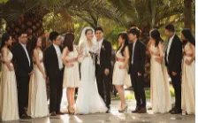 信阳一男子拦婚车讨喜钱被伴郎直接抱走，怎样看待此种婚俗？