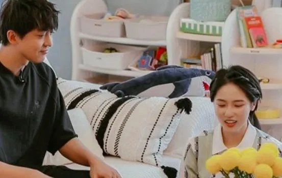 成果突然拜访李佳航李晟，你闻到了哪些尴尬的气息？