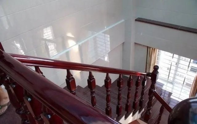 木扶手楼梯好用吗 木扶手楼梯价格贵吗