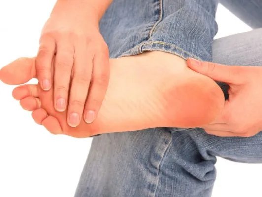 脚底脱皮是怎么回事