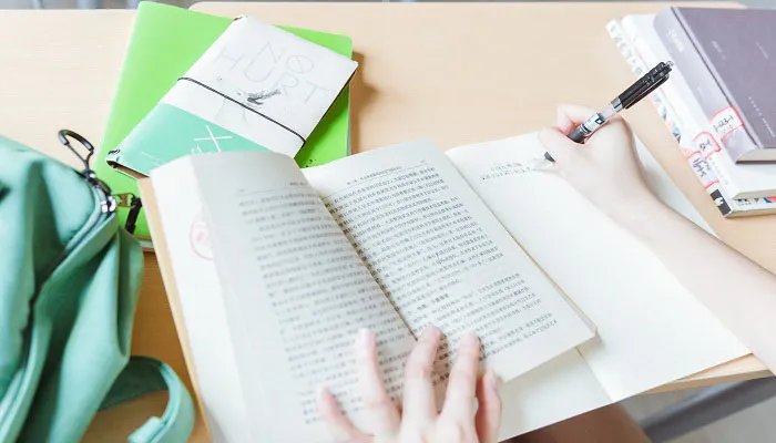 描写笑的四字词语 描写笑的四字词语有哪些