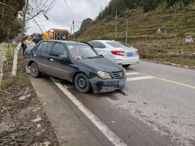 江苏宜兴发生中巴车与货车相撞事故，悲剧发生的原因是什么？