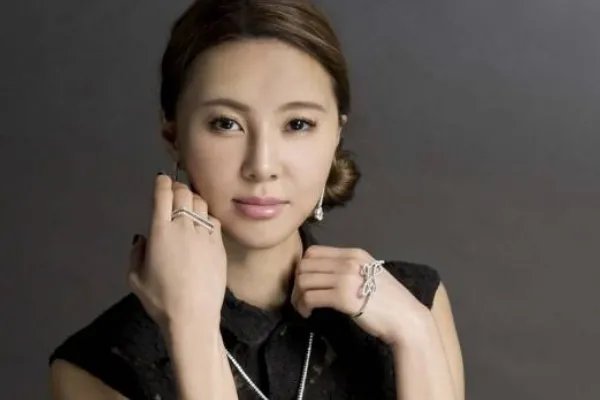 43岁台湾名媛二婚嫁身家百亿鲜肉，女人最值钱的是什么？