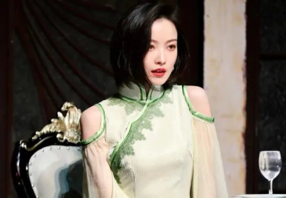 倪妮话剧演出好友送花，只有白敬亭画风不一样，他到底送的什么呢？