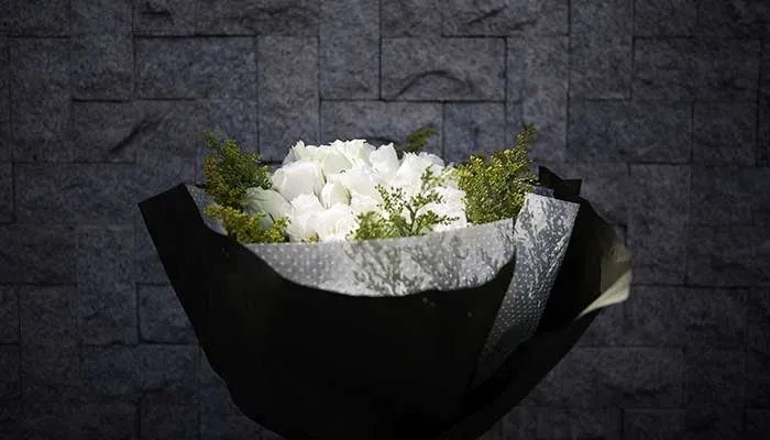 梦见和死人吃饭说话预示什么 梦见和死人吃饭说话好不好