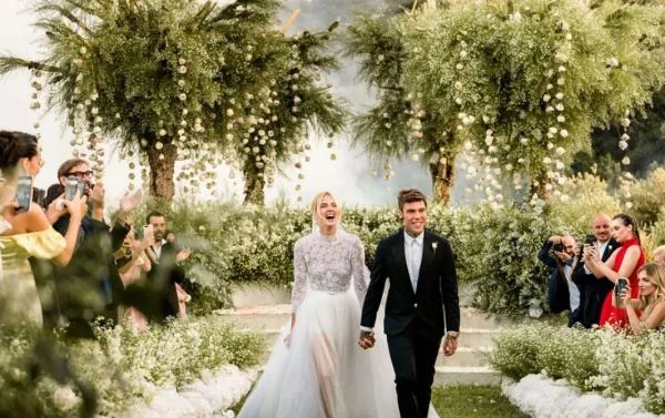 林峯承诺张馨月两年内办婚礼，明星为何结婚后却迟迟不办婚礼？