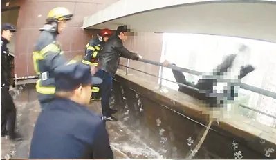 小伙欲跳楼民警21楼“飞身”救人吗？