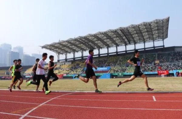 运动会广播稿30-50字左右400米接力赛。