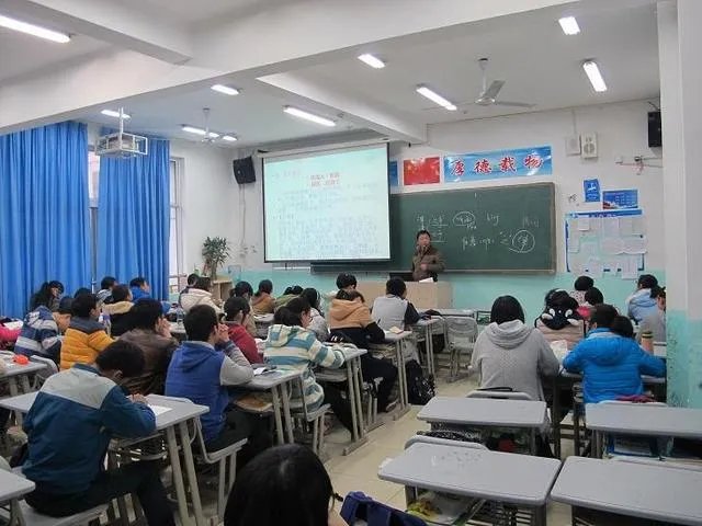 有个讲方言的老师，说说上课时有个方言口音的老师是怎么样的体验？