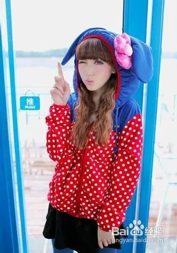 教你波点羽绒服穿出青春感