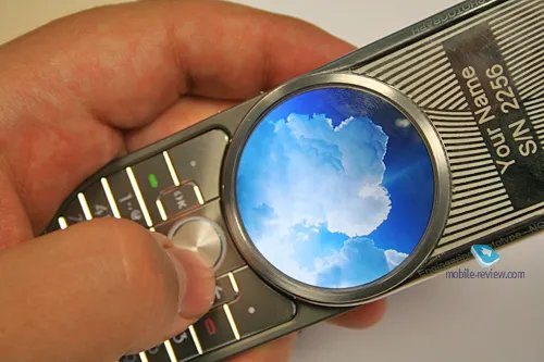 圆形屏幕细腻超VGA 摩托罗拉AURA详解