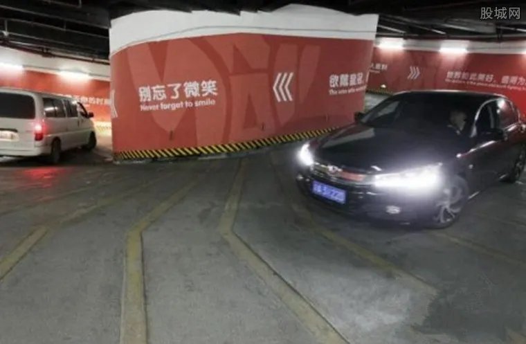 重庆神级停车库 不少老司机表示晕头转向
