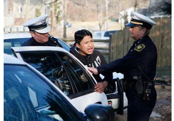 美国10岁男孩为何被警方逮捕？