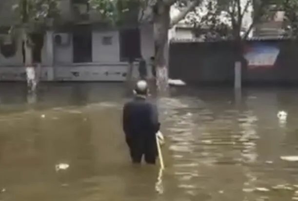 河南新乡一养老院遭河水倒灌 上百名老人被困急需物资帮助