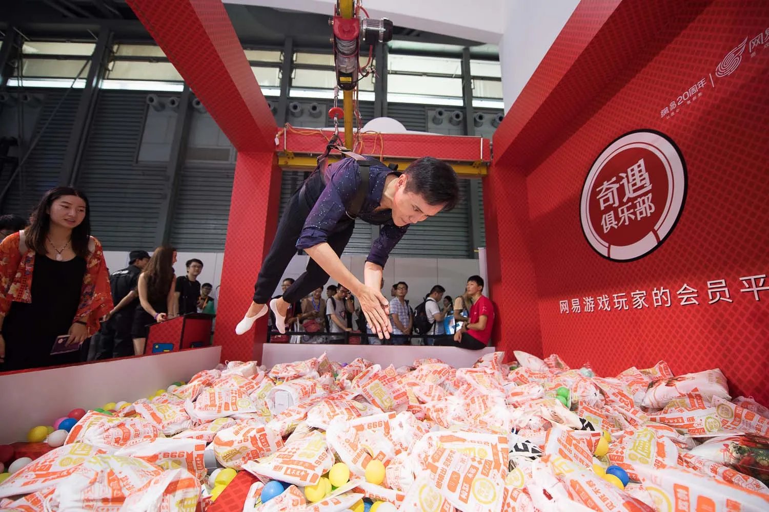 真人娃娃机到底有多好玩?不看SG只求当个娃娃夹走福利