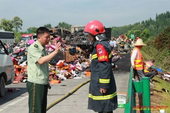 湖南发生严重车祸 货车大巴相撞爆炸仅4人逃出