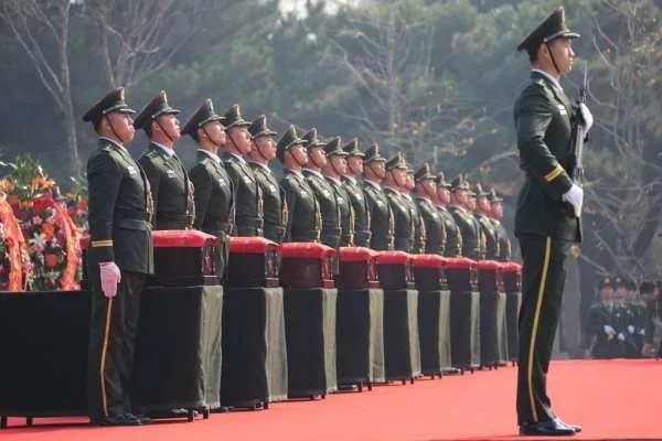 在韩志愿军烈士遗骸归国，他们是一批可爱的人吗？