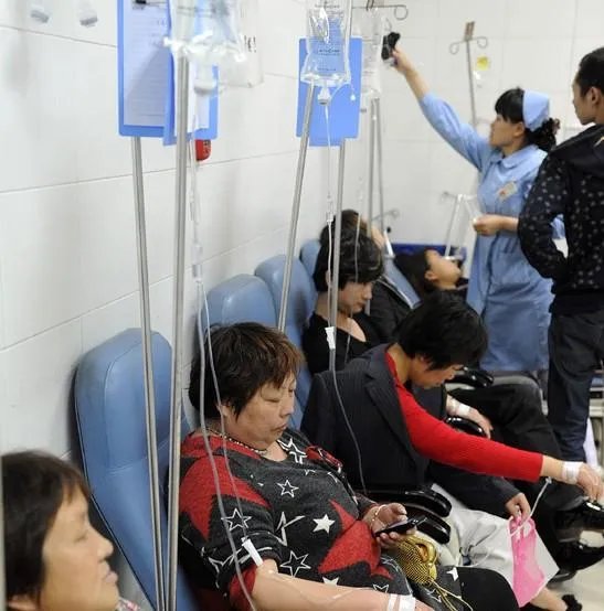 四川酒楼疑似食物中毒，25人入院治疗，什么会导致食物中毒？