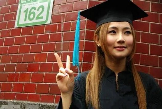 陈瑶晒学士服毕业照素颜清丽可爱，还有哪些明星晒过自己的毕业照，谁的最好看？