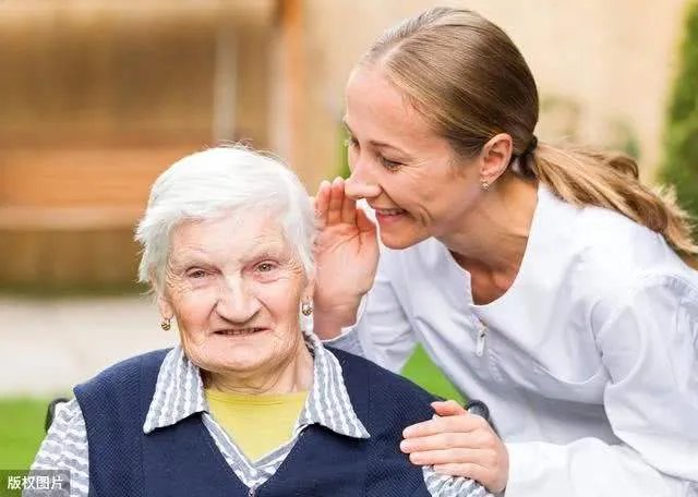 保姆虐打85岁老人辩称是闹着玩，为啥保姆会虐待老人？