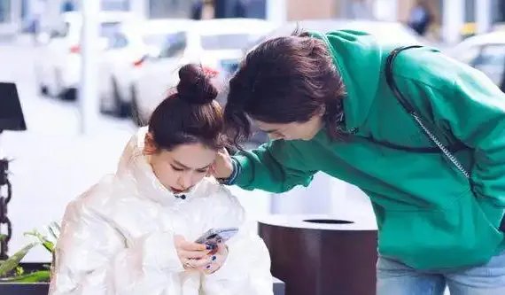 戚薇分享怀孕记录视频，李承铉全程陪伴妻子产检好甜蜜，李承铉有多宠她？