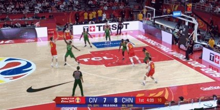 世界杯首战，中国男篮球员周琦拼到抽筋，如何评价周琦的拼搏精神？