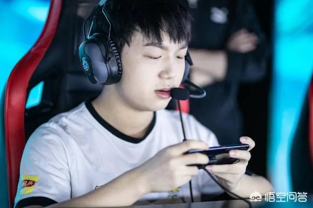 AG现场视频,麟羽、老帅指着数据面板,“狂笑”QG妖刀1.9K的输出,真的飘了吗?