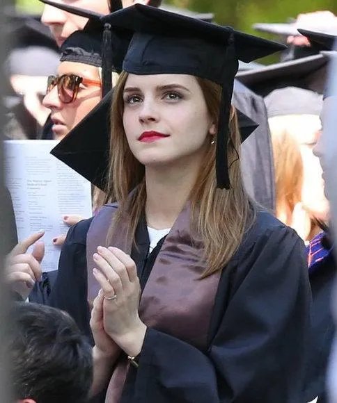 陈瑶晒学士服毕业照素颜清丽可爱，还有哪些明星晒过自己的毕业照，谁的最好看？