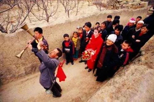 开封某新郎遇婚闹被关铁笼浇绿漆，这类习俗有必要延续吗？