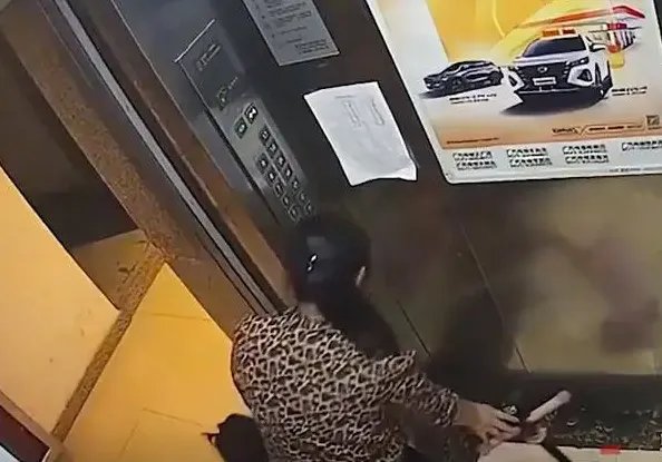 女童被保姆遗留电梯后从8楼坠亡，家长愤而质疑，此事背后有何疑点？