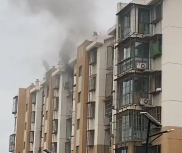 天津一90后工人遇火灾徒手爬6楼救幼童，造成这场火灾的原因是什么？