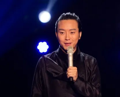 李玉刚隐藏多年的老婆来头不小，岳父背景更是了不得，难怪不公开，是谁呢？