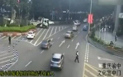 2岁女孩车流中穿梭有没有出现危险情况？