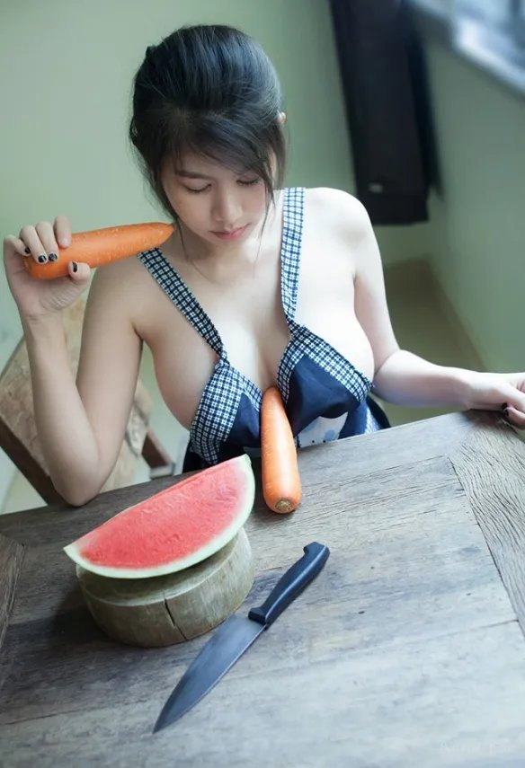 工口厨房play扛不住！泰国色气大波妹Arisa福利图赏