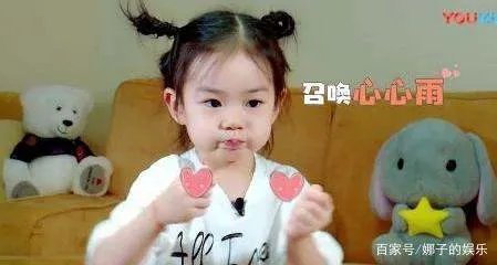 戚薇女儿为啥总是扎俩丸子头？看到她散头发照片后，瞬间懂了！这是为何？