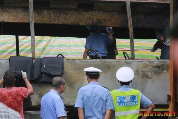 湖南发生严重车祸 货车大巴相撞爆炸仅4人逃出