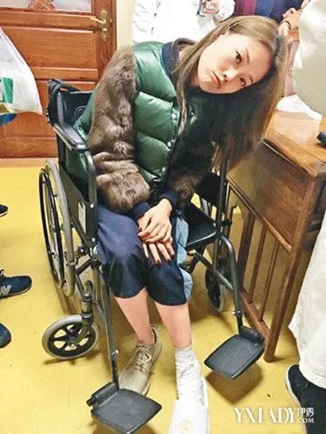 王祖蓝探班容祖儿晒合影练舞扭伤脚不禁流露愁样